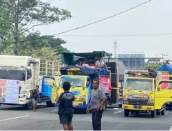 Diduga Sopir Mengantuk Truk ODOL di Sampang Seruduk Dump Truk