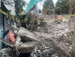 Tembok SMPN 130 Palmerah Roboh, Timpa 4 Motor dan Tutup Jalan