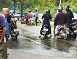 8 Pengendara Motor Jatuh Akibat Tumpahan Oli di Kelapa Gading