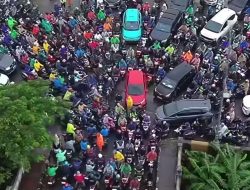 Jalan Berlubang di Penjaringan Kerap Bikin Macet Lalu Lintas