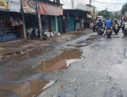 Jalan Raya Caringin Bekasi Berlubang Pengendara Khawatir Kecelakaan