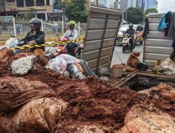 Habis Digali Tak Dirapikan Penutup Manhole di Jakarta Dikeluhkan Warga