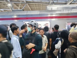 Saat Semua Orang Pulang Mereka Tetap Bertugas di Stasiun Manggarai