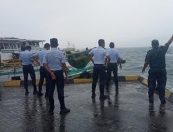 Kapal Tenggelam Dihantam Gelombang di Flores Timur Nakhoda dan ABK Selamat