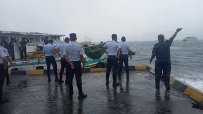 Kapal Tenggelam Dihantam Gelombang