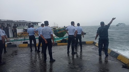 Kapal Tenggelam Dihantam Gelombang