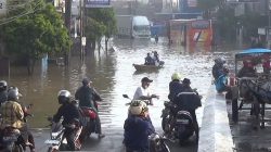Jalan Raya Dayeuhkolot Terputus Banjir 70 Cm Warga Terpaksa Jalan Kaki