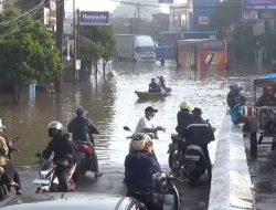 Jalan Raya Dayeuhkolot Terputus Banjir 70 Cm Warga Terpaksa Jalan Kaki