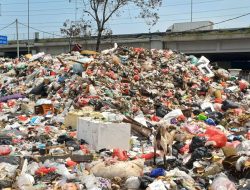Sampah Menumpuk di TPS Rawa Bebek imbas Operasional Bantargebang Belum Normal