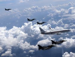 HUT TNI AU Pesawat Kepresidenan Prabowo Dikawal Empat F-16 dan Dua T50 Golden Eagle